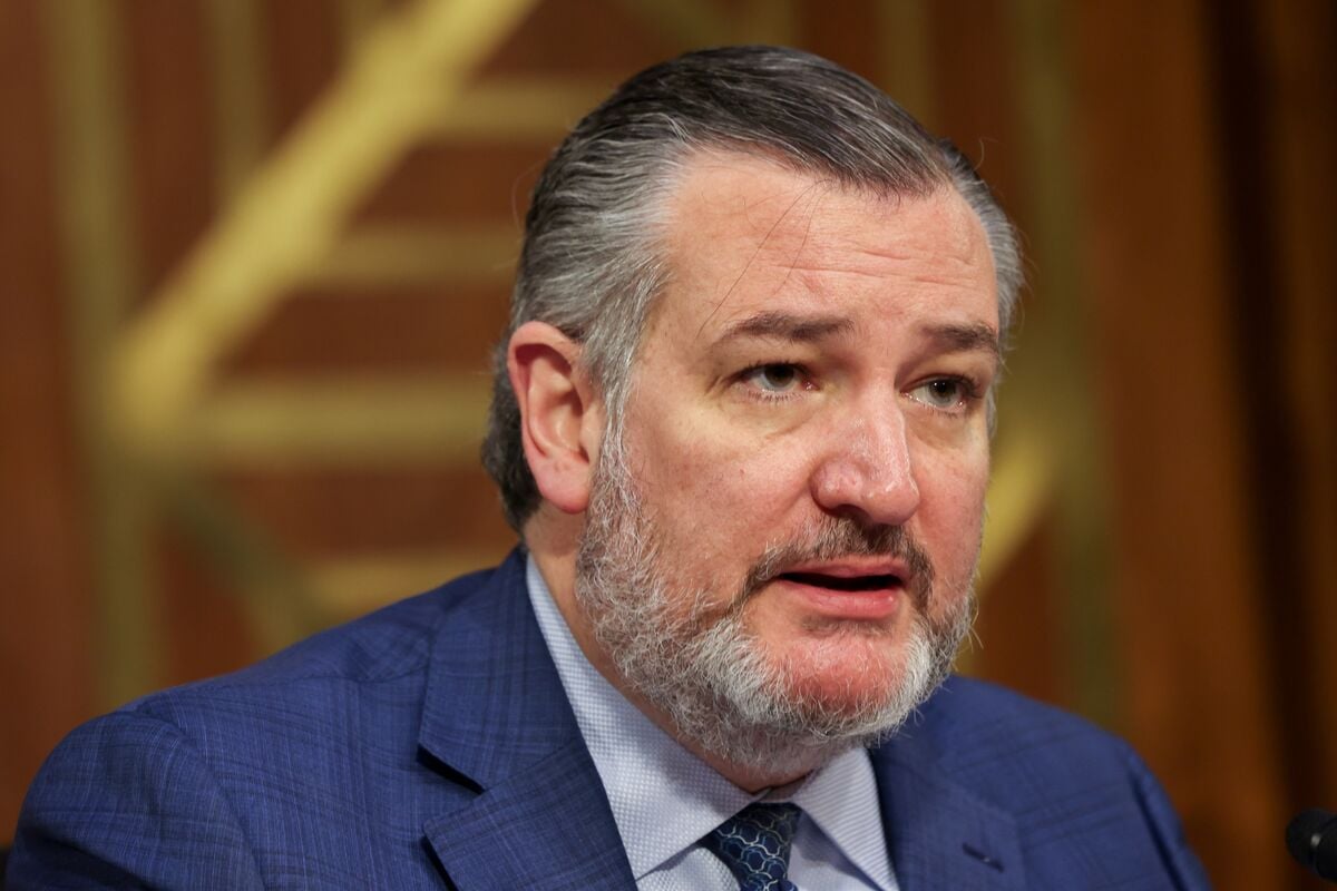 Featured image for Ted Cruz Criticizes FCC's 'Mafioso' Tactics Against Media