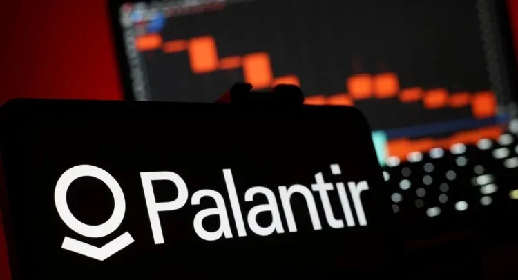 Palantir Rebounds After 7% Drop as Chart Caution and Crowd Sentiment Loom