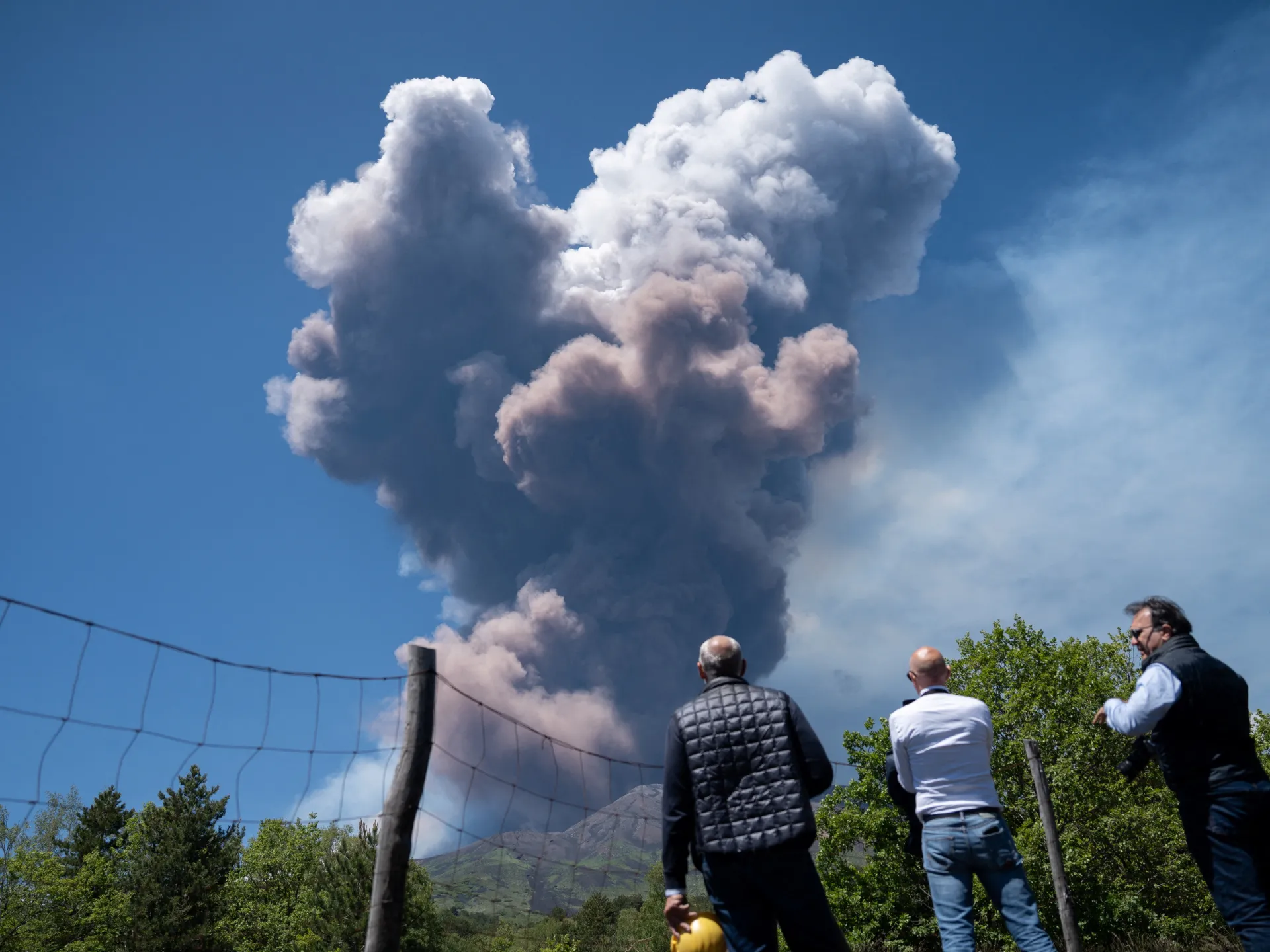 Featured image for Spectacular and Rare Eruption of Mount Etna Sparks Tourist Escape