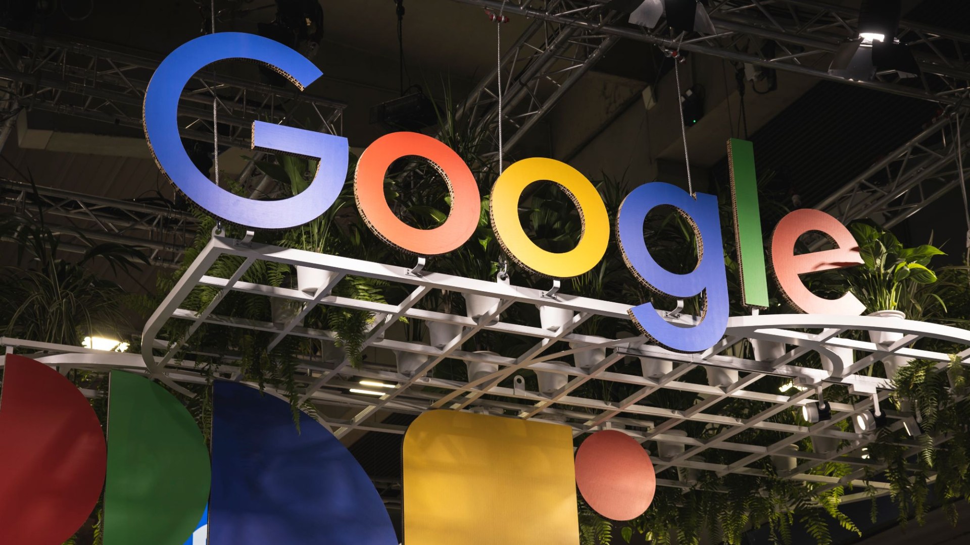 Featured image for "Google Shuts Down Cached Webpages, Leaves Users Disappointed"