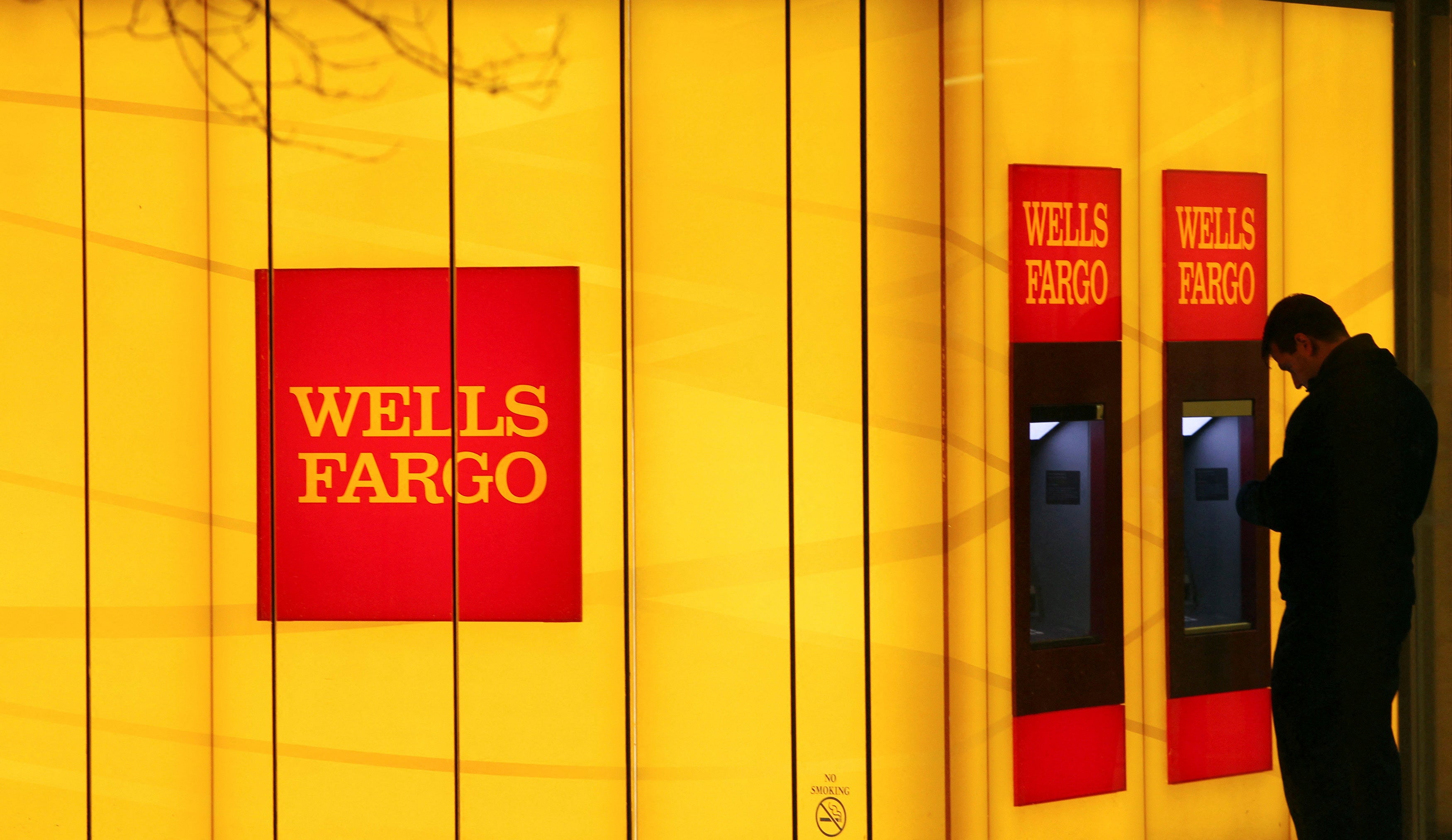 Wells Fargo Customers Face Transaction Issues During Possible Outage