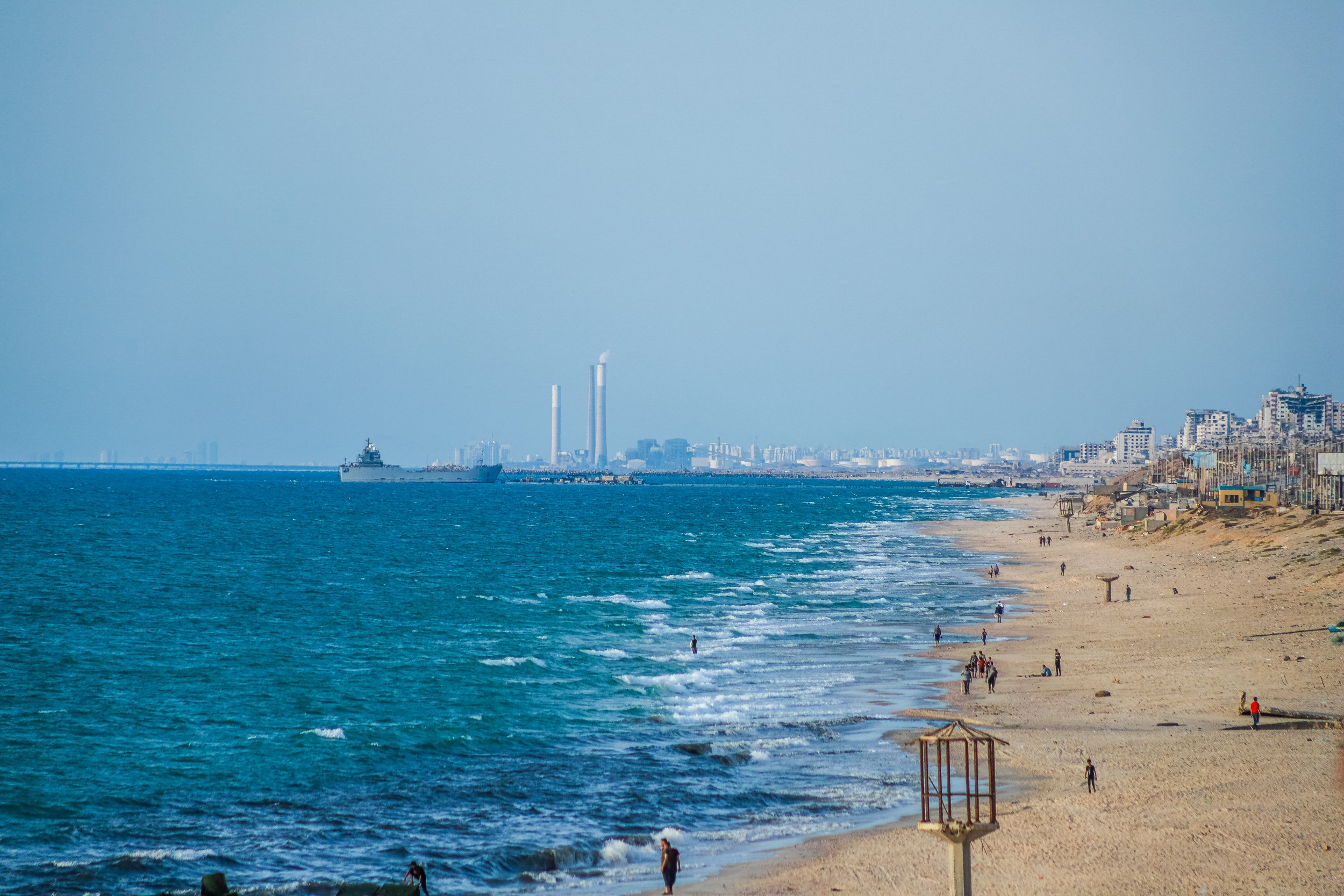 "US Gaza Aid Pier Faces Setbacks Amid Injuries and Storm Damage"