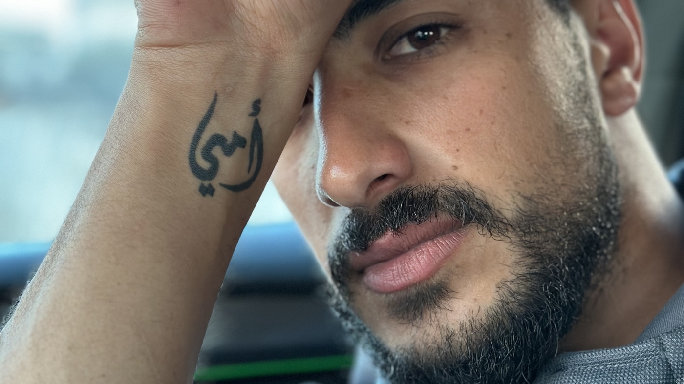"Gaza Influencer Mourns Family Lost in Israel-Hamas Conflict"
