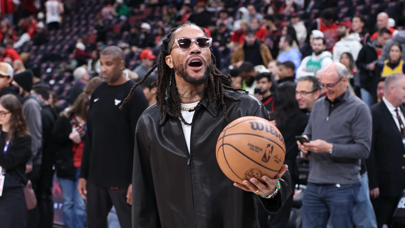 Derrick Rose’s No. 1 joins Bulls immortals in emotional jersey retirement ceremony