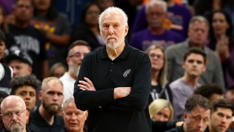 "Coach Popovich Defends Kawhi Leonard, Calls Out Fans for Booing"