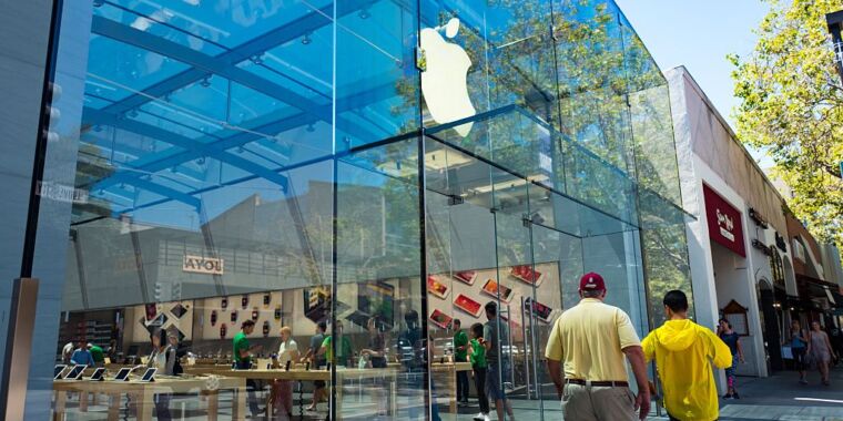 Burglars use creative methods to steal $500K in iPhones from Apple Store.