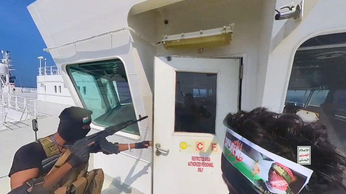 "Understanding the Yemen Airstrikes: Houthis, US, UK, and New Tensions"