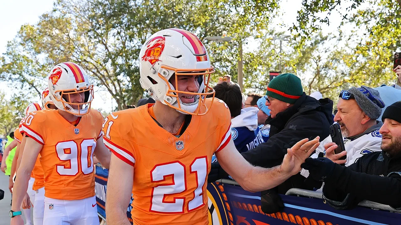 Stadium Series goes cross-sport: Lightning, Bruins wear throwback NFL-style uniforms in Tampa