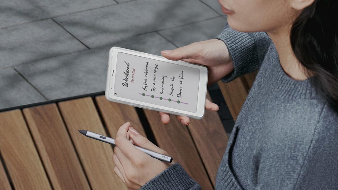 Featured image for Boox Unveils Compact Color E Ink Devices with 5G and Mobile Functionality