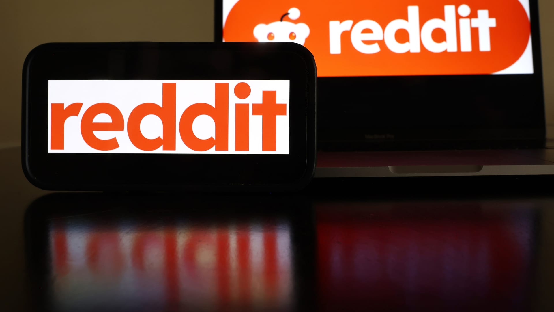 "Reddit's IPO Ambitions and Valuation Controversy"
