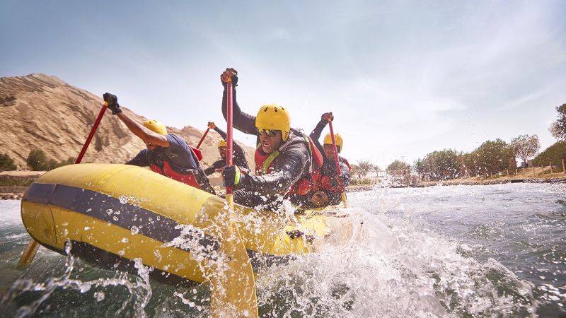 "Abu Dhabi's Desert Oasis: A Thrilling Water Adventure in the Scorching Sands"
