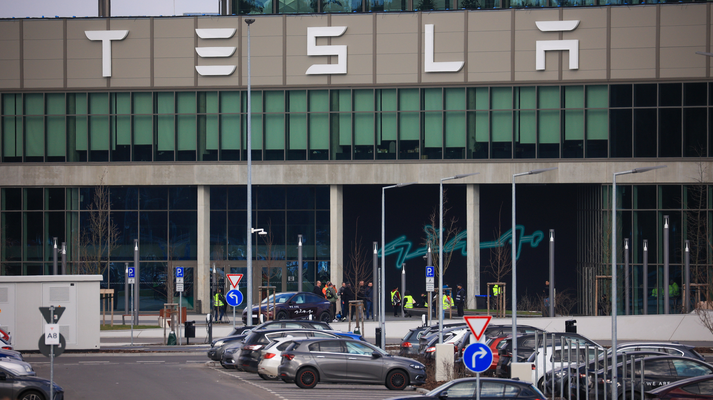 Tesla's Berlin Factory Halted Due to Suspected Arson and Power Outage