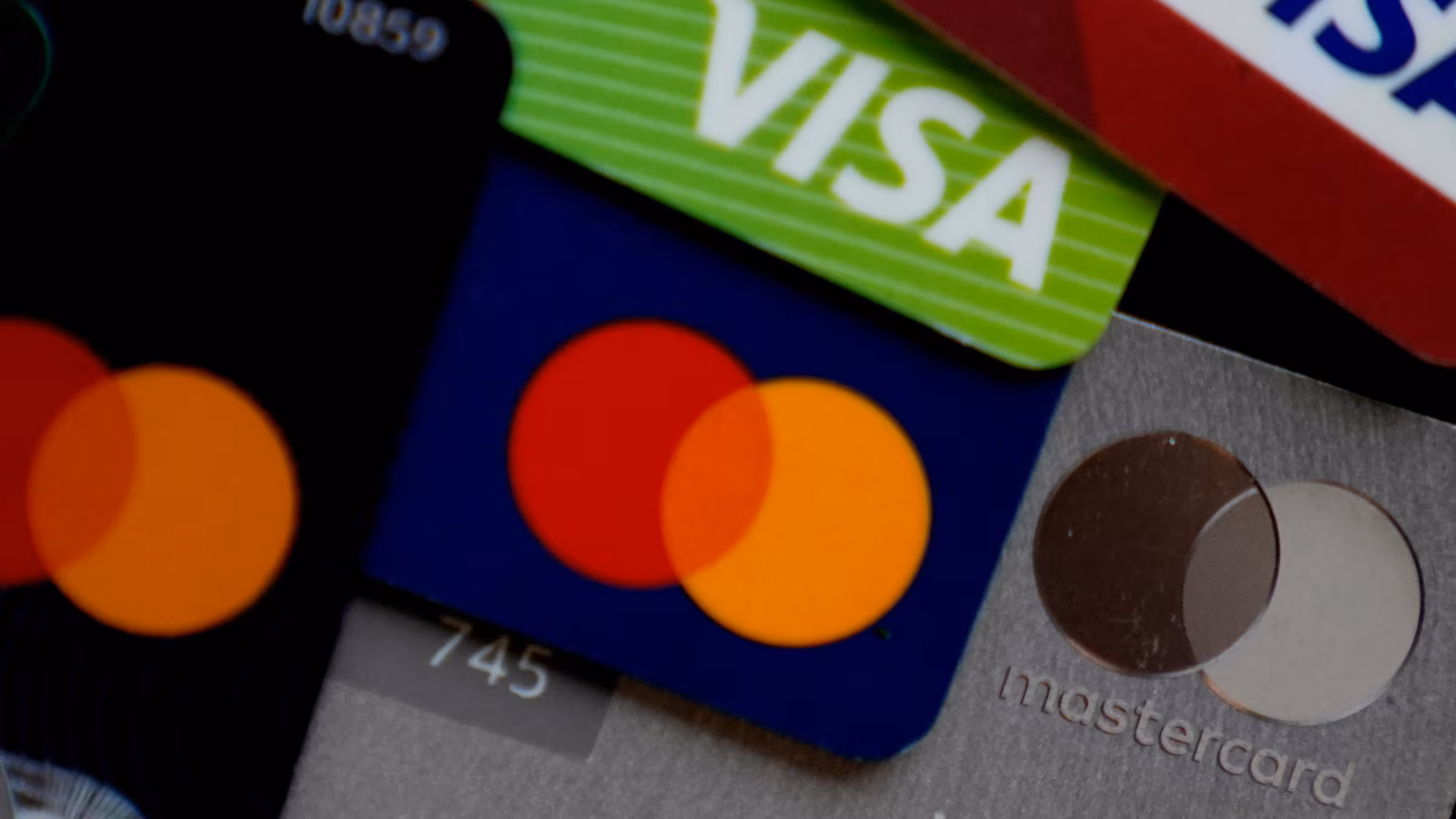 Featured image for Trump proposes one-year, 10% cap on credit card interest rates amid bank opposition