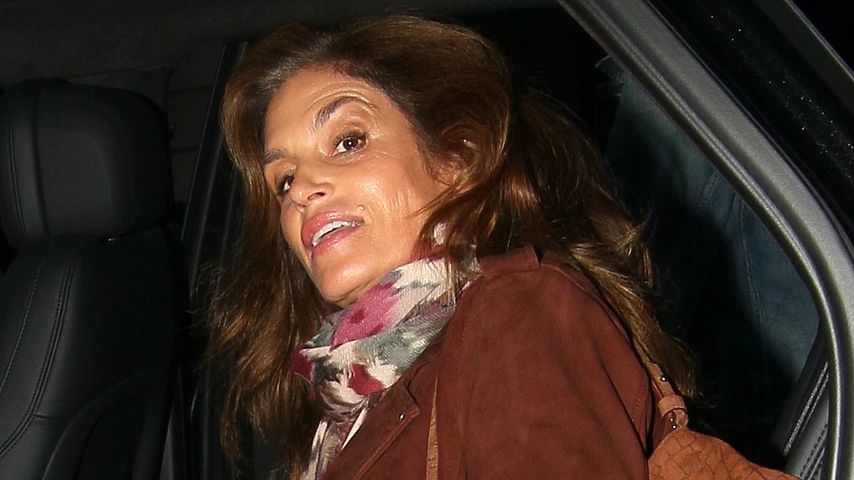 "Cindy Crawford's Effortlessly Stylish Looks in London and at 886 by The Ro"