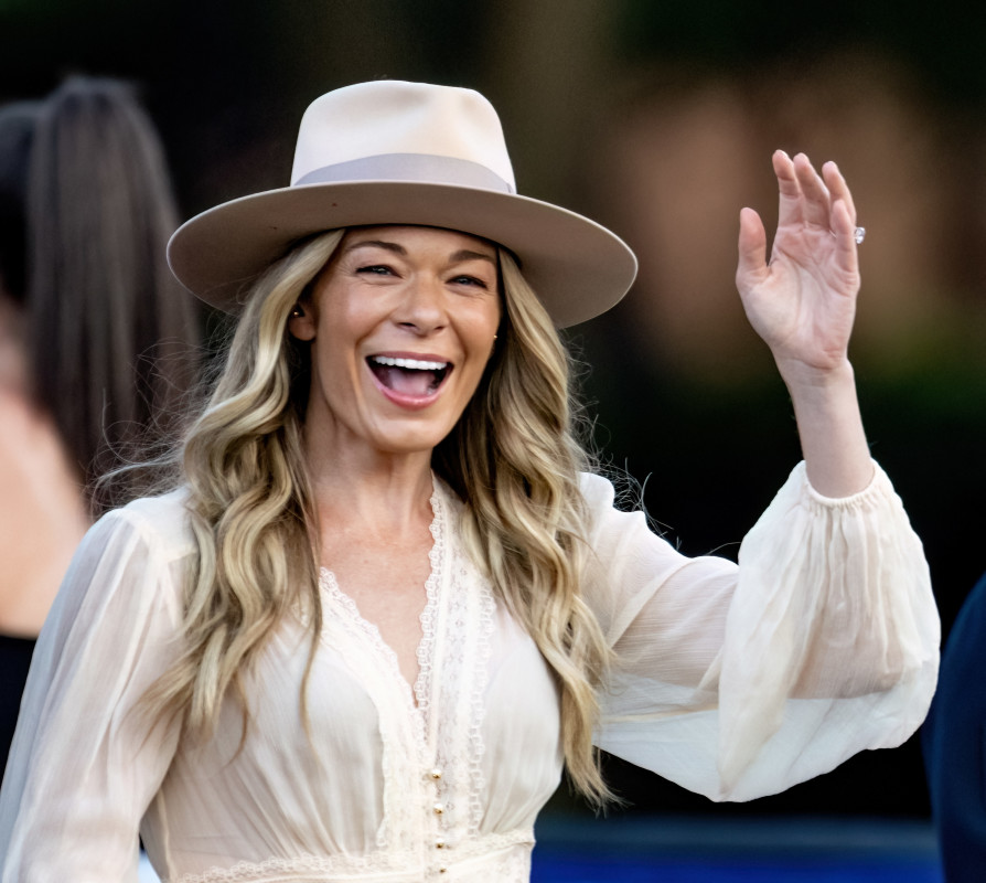 Featured image for Country Icon Experiences Onstage Dental Mishap During Live Performance