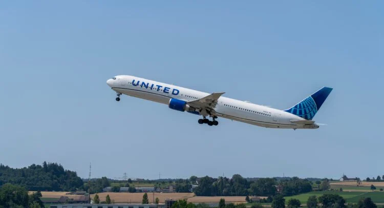 United Airlines Projects Record Revenue Fueled by Premium Travel Growth