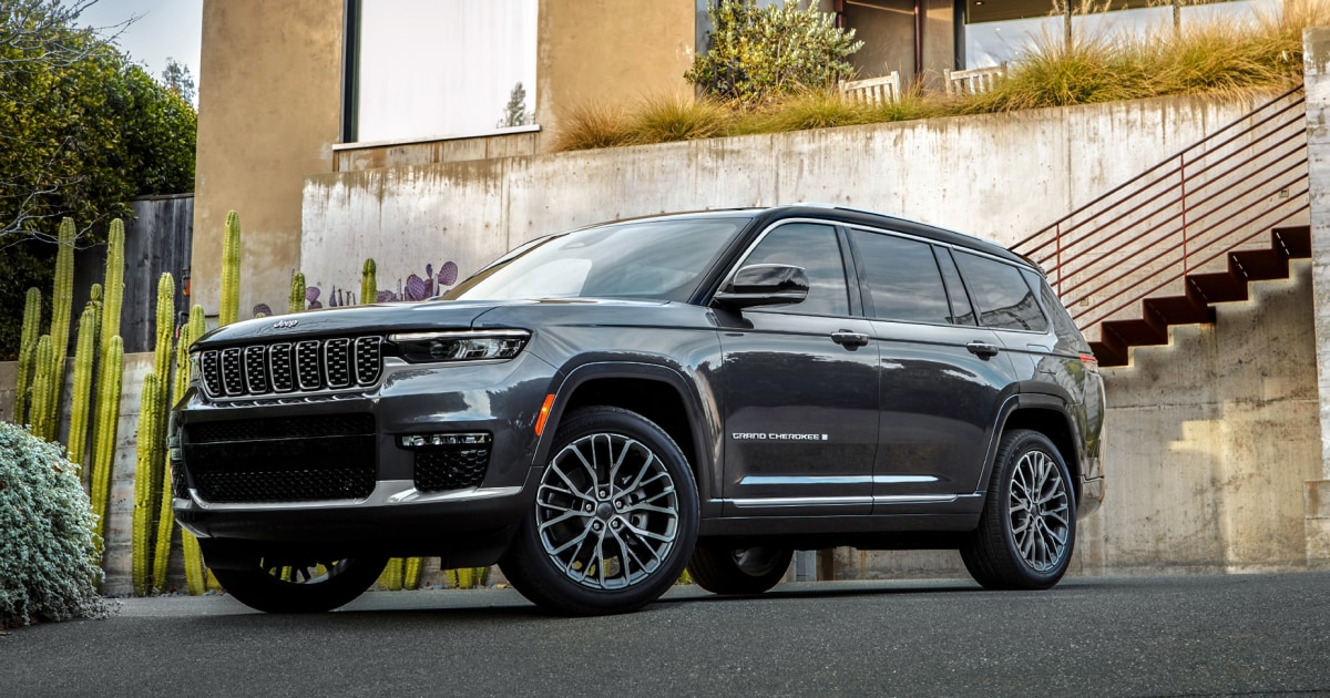 Featured image for "Chrysler Recalls Over 330K Jeep Grand Cherokees for Steering Issue"