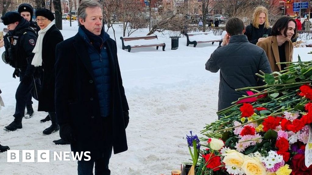"Russian Opposition Mourns Navalny's Death Amid Detentions and Controversy"