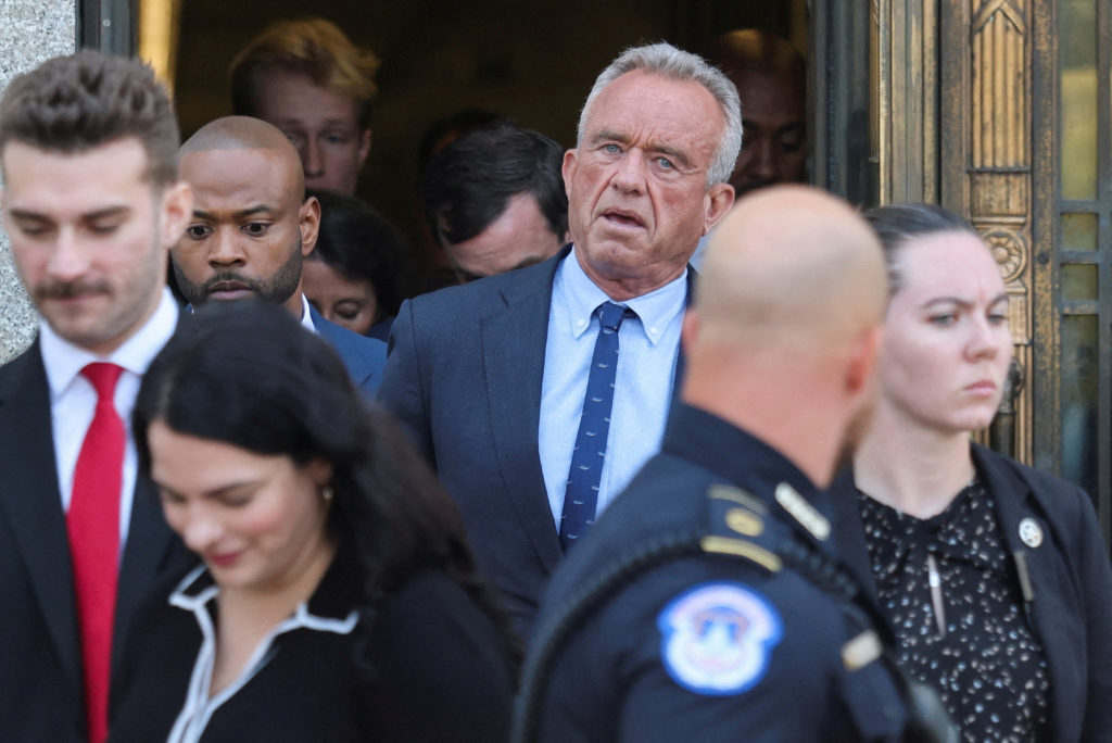 Featured image for Kennedy Family and Allies Urge RFK Jr. to Resign Over Health Concerns