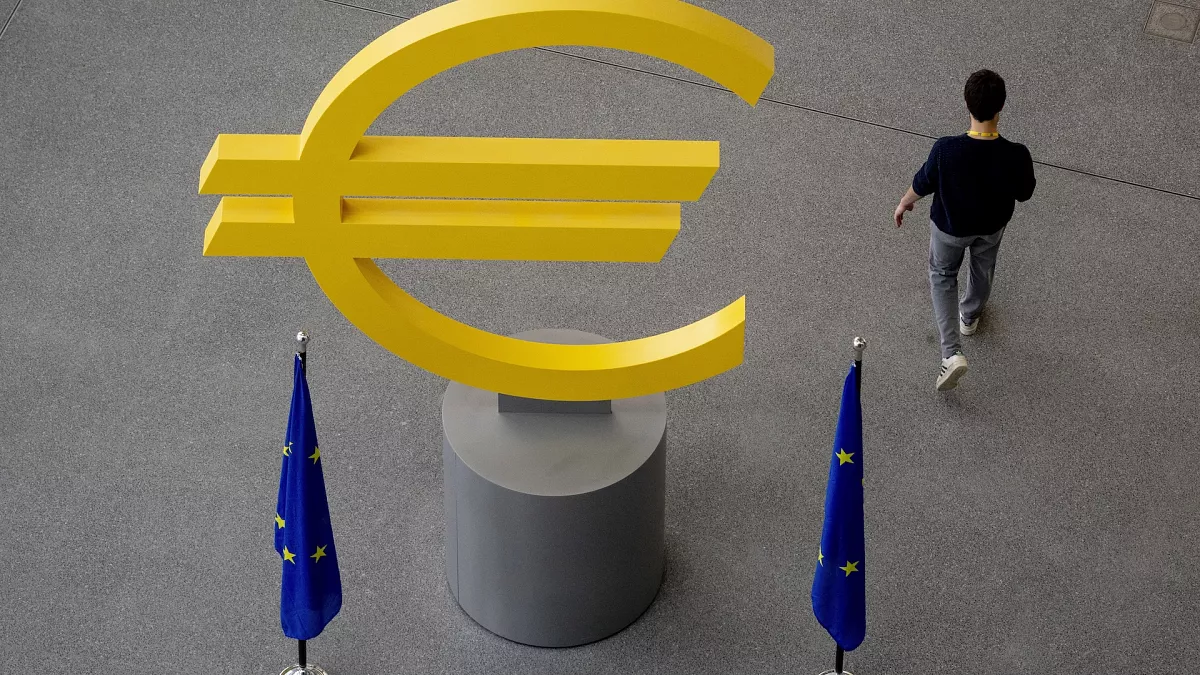 Euro Plummets to One-Year Low Amid Rising Dollar and Inflation Concerns