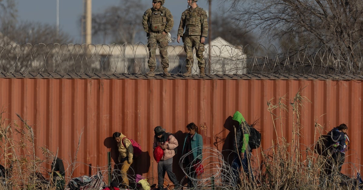 Featured image for Federal Judge Blocks Texas Law Allowing Police to Arrest Illegal Border Crossers