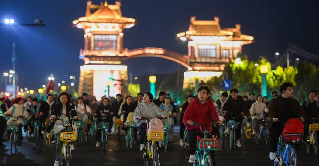 Featured image for Chinese Students' Night Rides for Dumplings Spark Cycling Craze