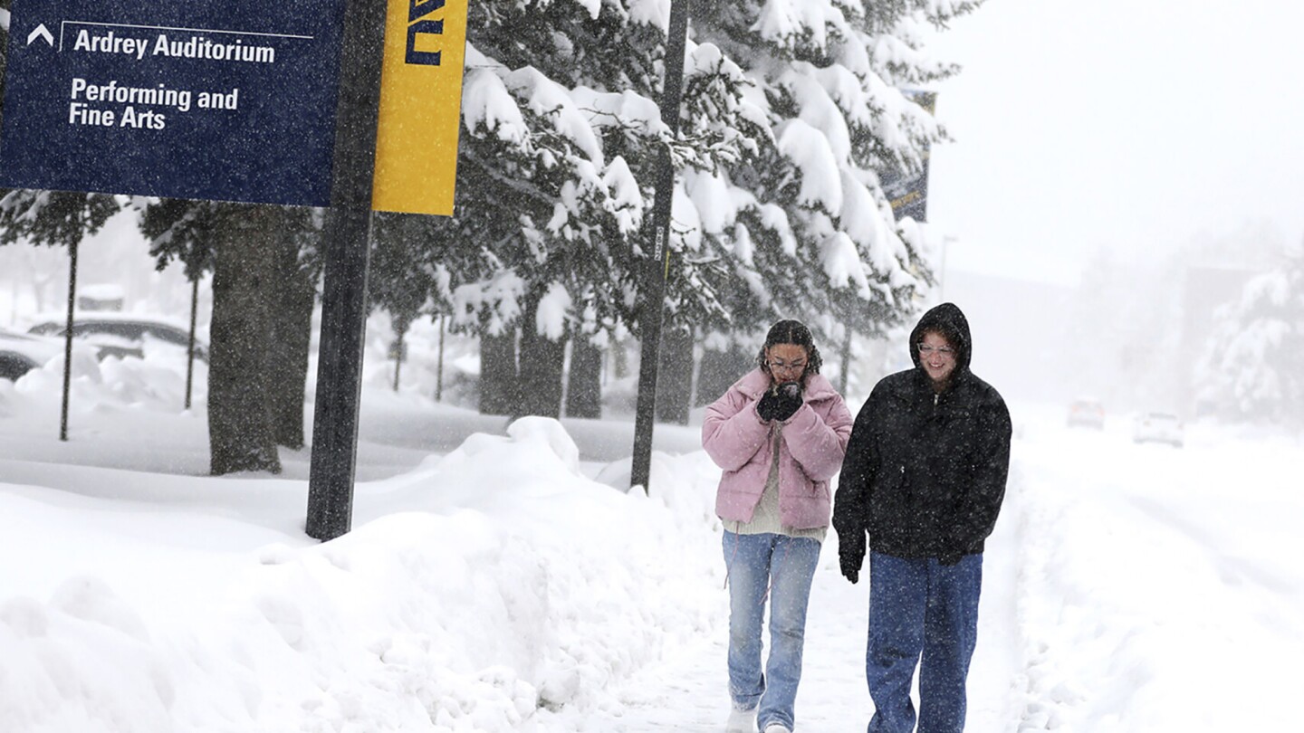 "Winter Storms Blanket Northern Arizona in Heavy Snow, Causing Chaos and Delays"