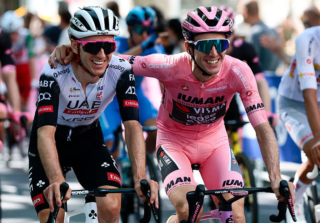 Featured image for Simon Yates Clinches Giro d'Italia Victory Amid Team Support and Rival Challenges