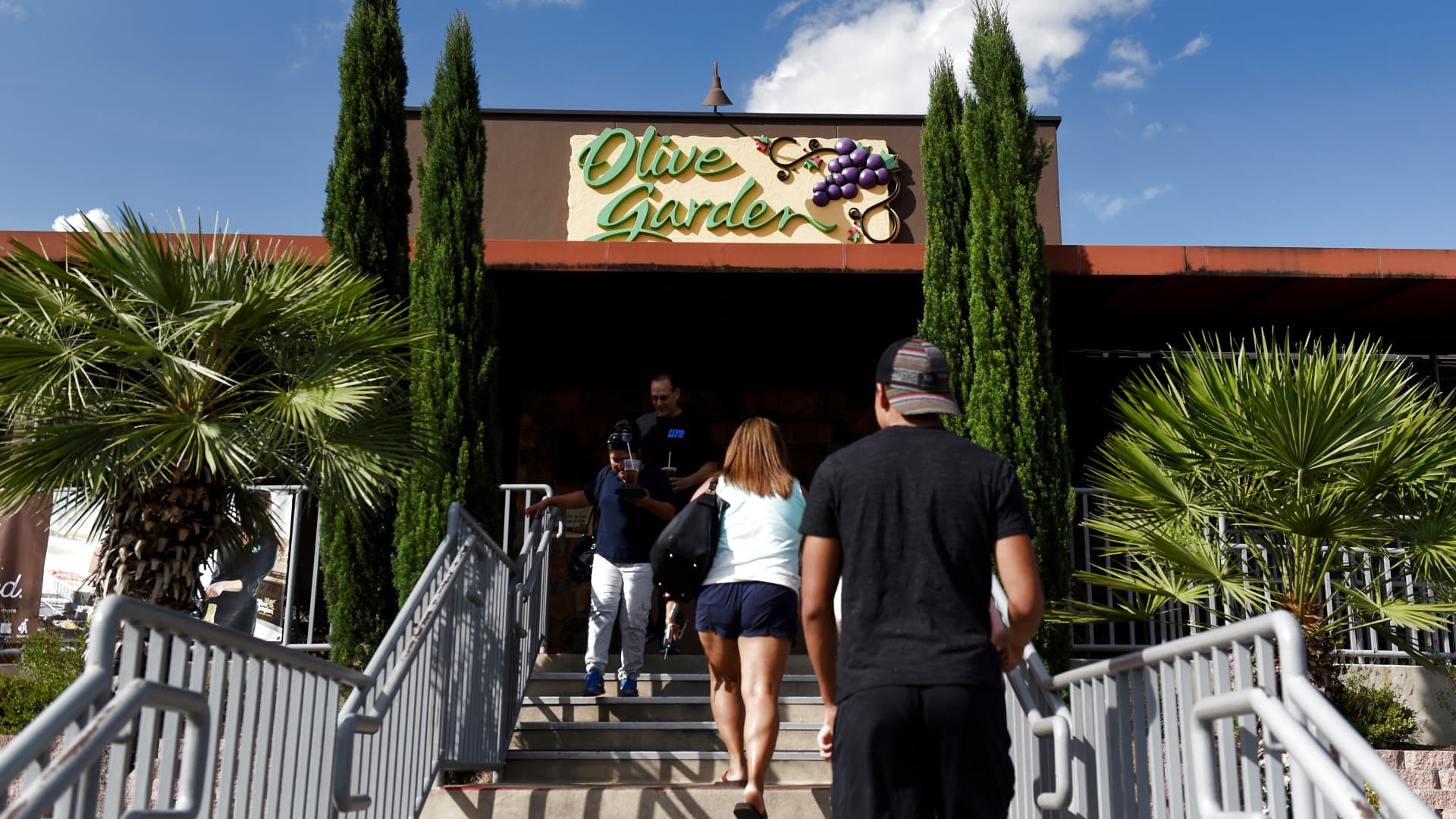 Featured image for Olive Garden Attracts Diners by Avoiding Big Discounts and Price Hikes
