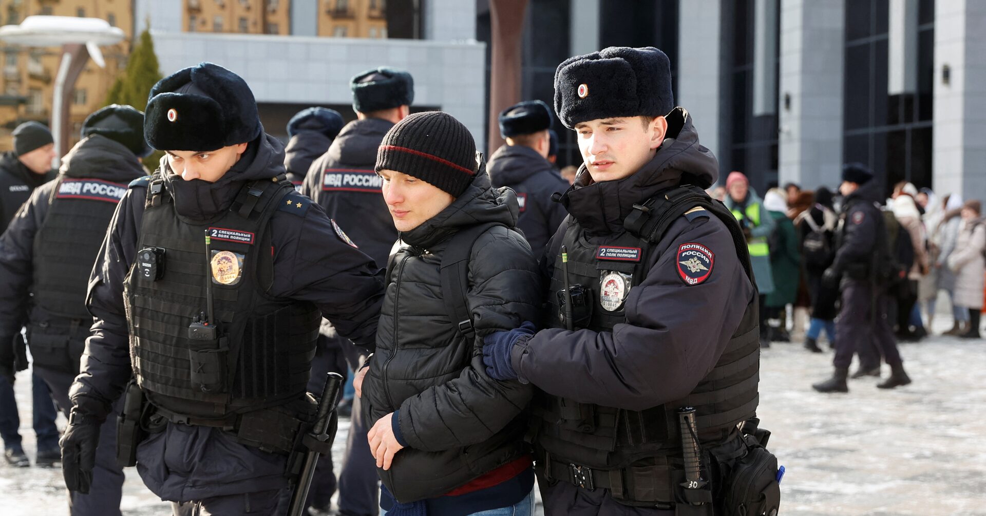 "Russian Soldiers' Wives Protest in Moscow Leads to Journalists' Detainment"