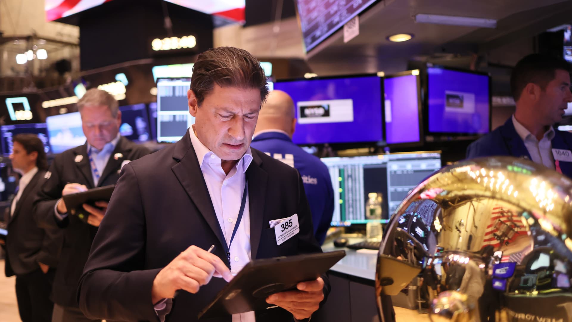 Stock Futures Rise as S&P 500 and Nasdaq Soar, Boosting Retailing and Bank Stocks