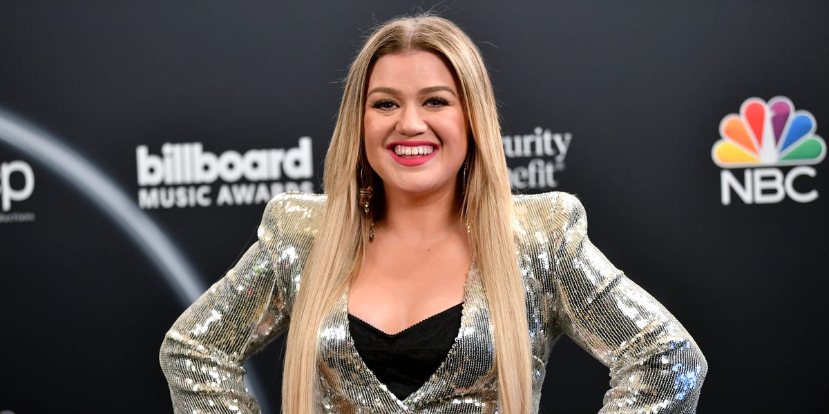 Featured image for "Kelly Clarkson's Confession: Her Unconventional Shower Routine"