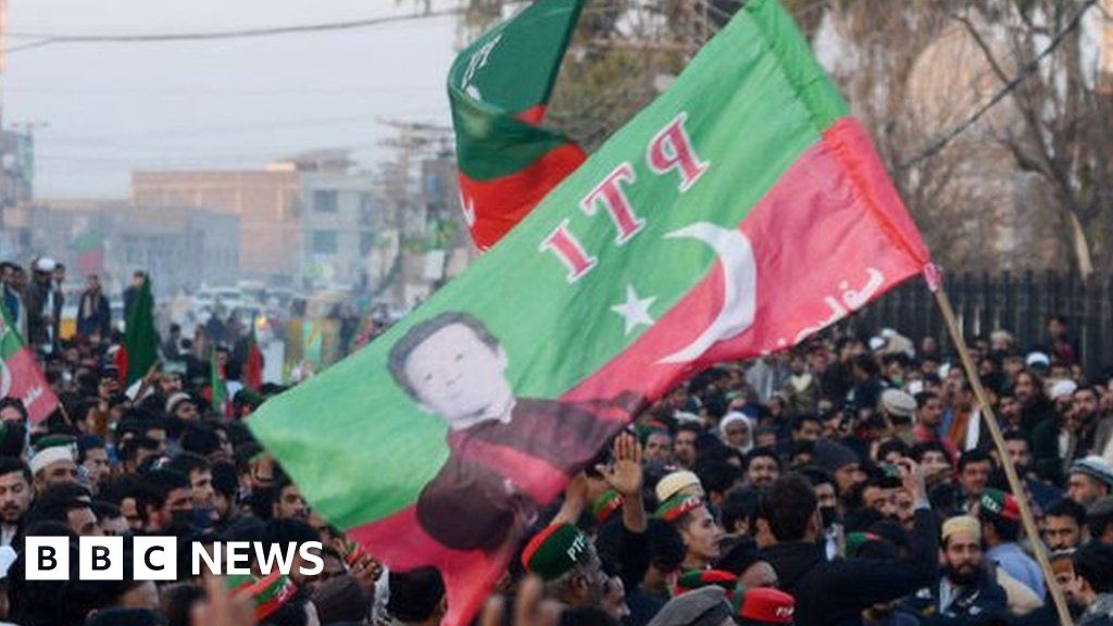 "Imran Khan and Nawaz Sharif Battle for Advantage in Pakistan Election"