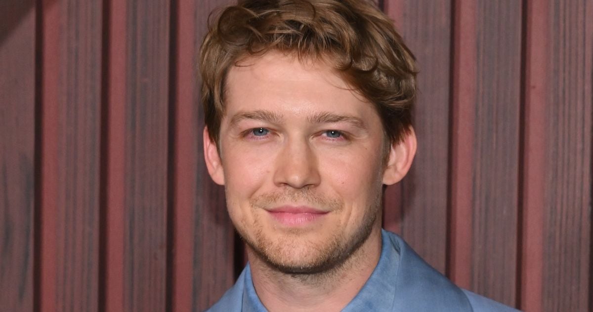 Featured image for Joe Alwyn Praises Close Friendship with Emma Stone