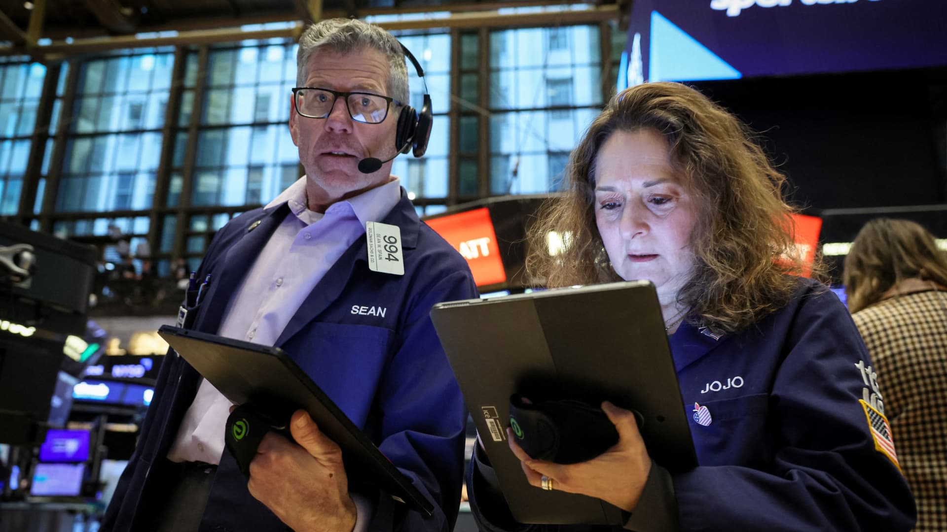 "Global Stocks Rise Despite Tech Slump in US Markets"