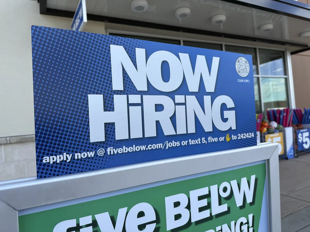 "Decline in Jobless Claims Signals Resilient Labor Market Amid Rising Interest Rates"