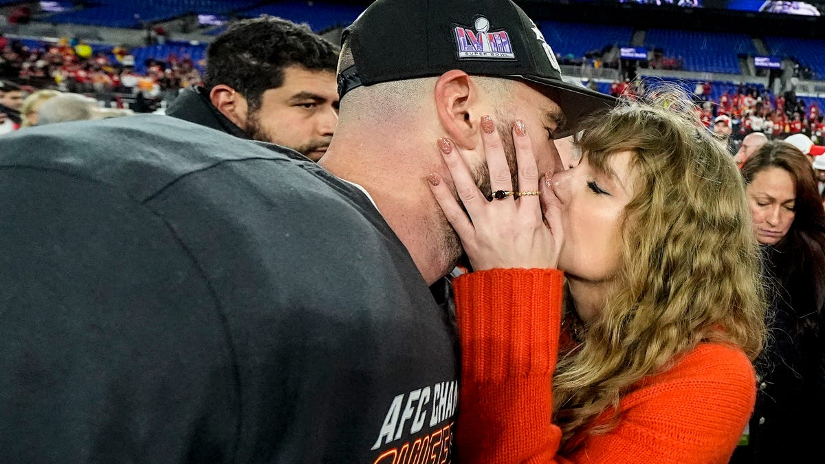 "Travis Kelce's Relationship with Taylor Swift: A Super Bowl Sensation"