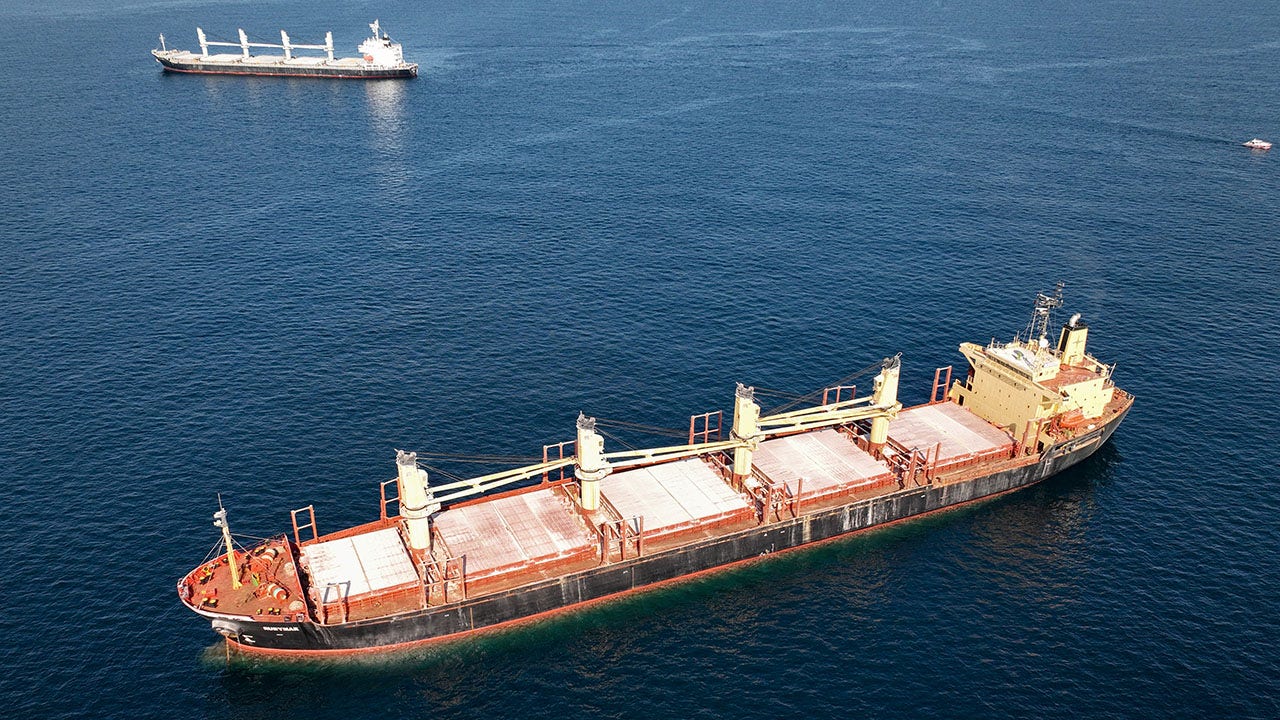 Houthi Missile Attack Sparks Greek Ship Abandonment in Red Sea