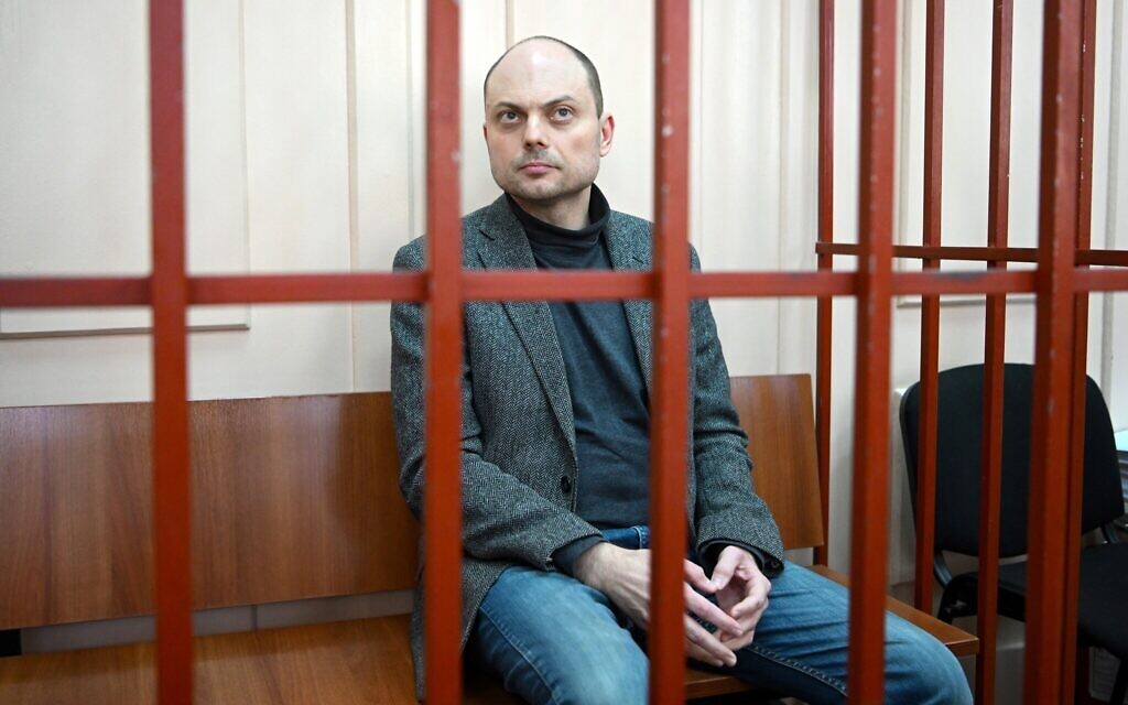 Kremlin critic Kara-Murza draws parallels to Stalin's regime in trial.
