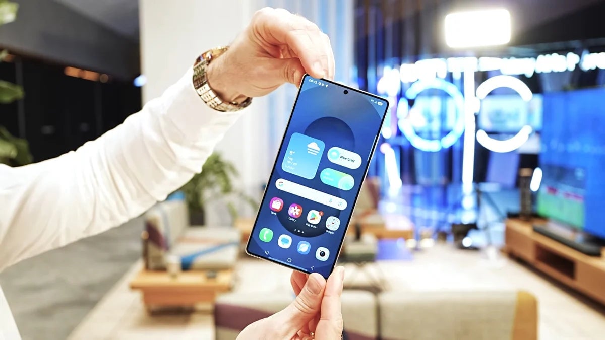 Featured image for Samsung Considers Chinese OLED Displays for Future Galaxy Phones