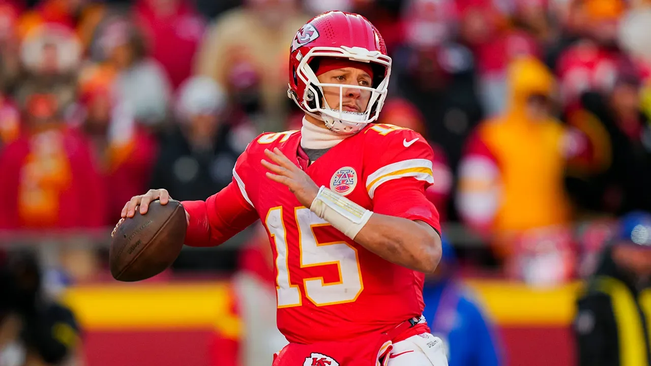 Chiefs add Fields as Mahomes backup after rough season