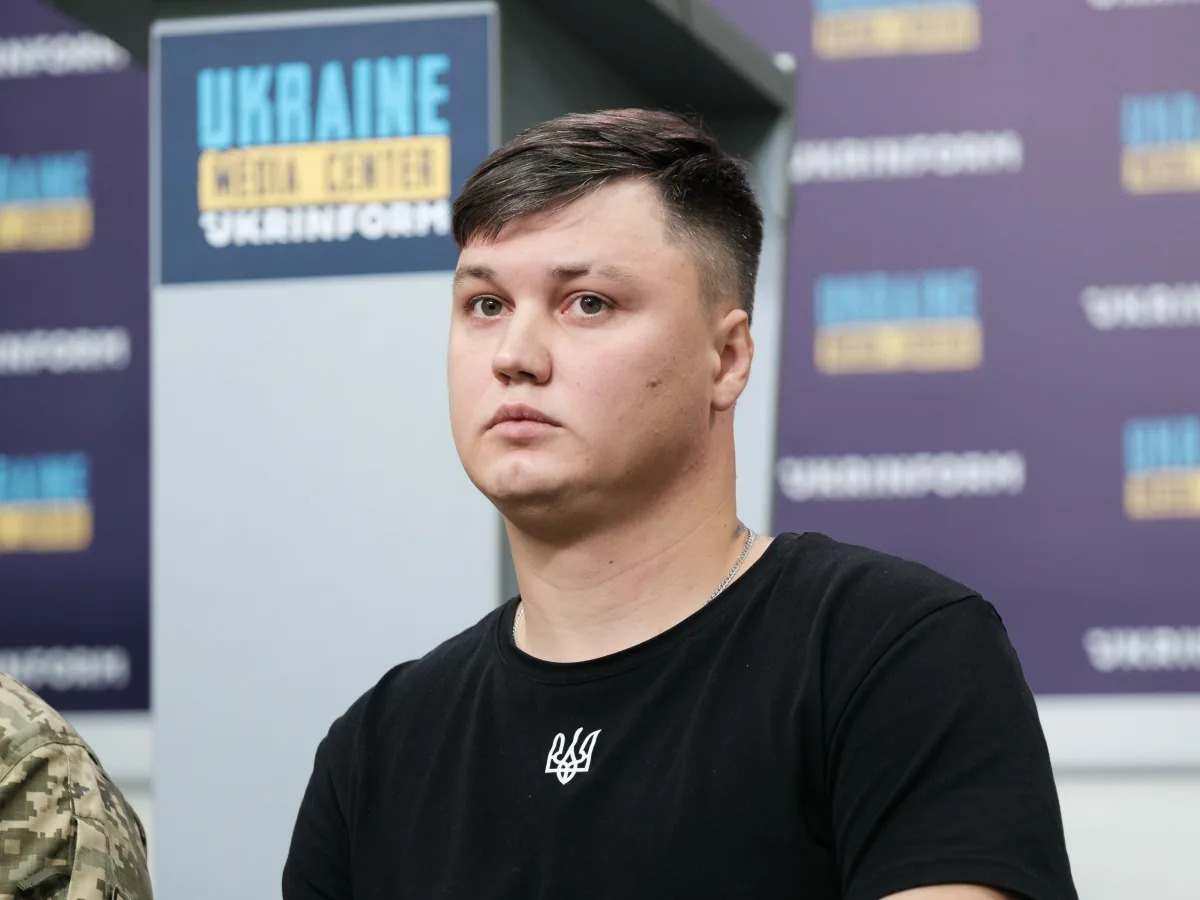 "Russian Pilot Defects to Ukraine, Shot 5 Times Near Police Station: WSJ"