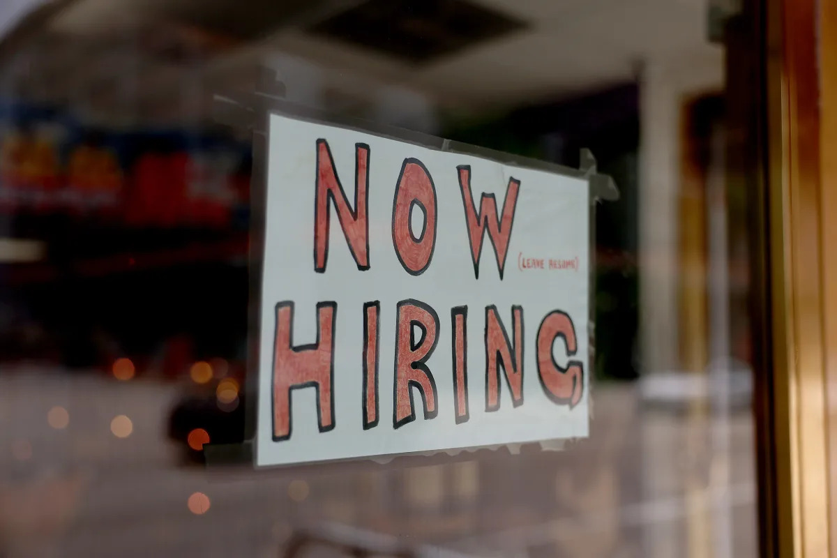 US Job Openings Hit 3-Year Low Amid Economic Slowdown