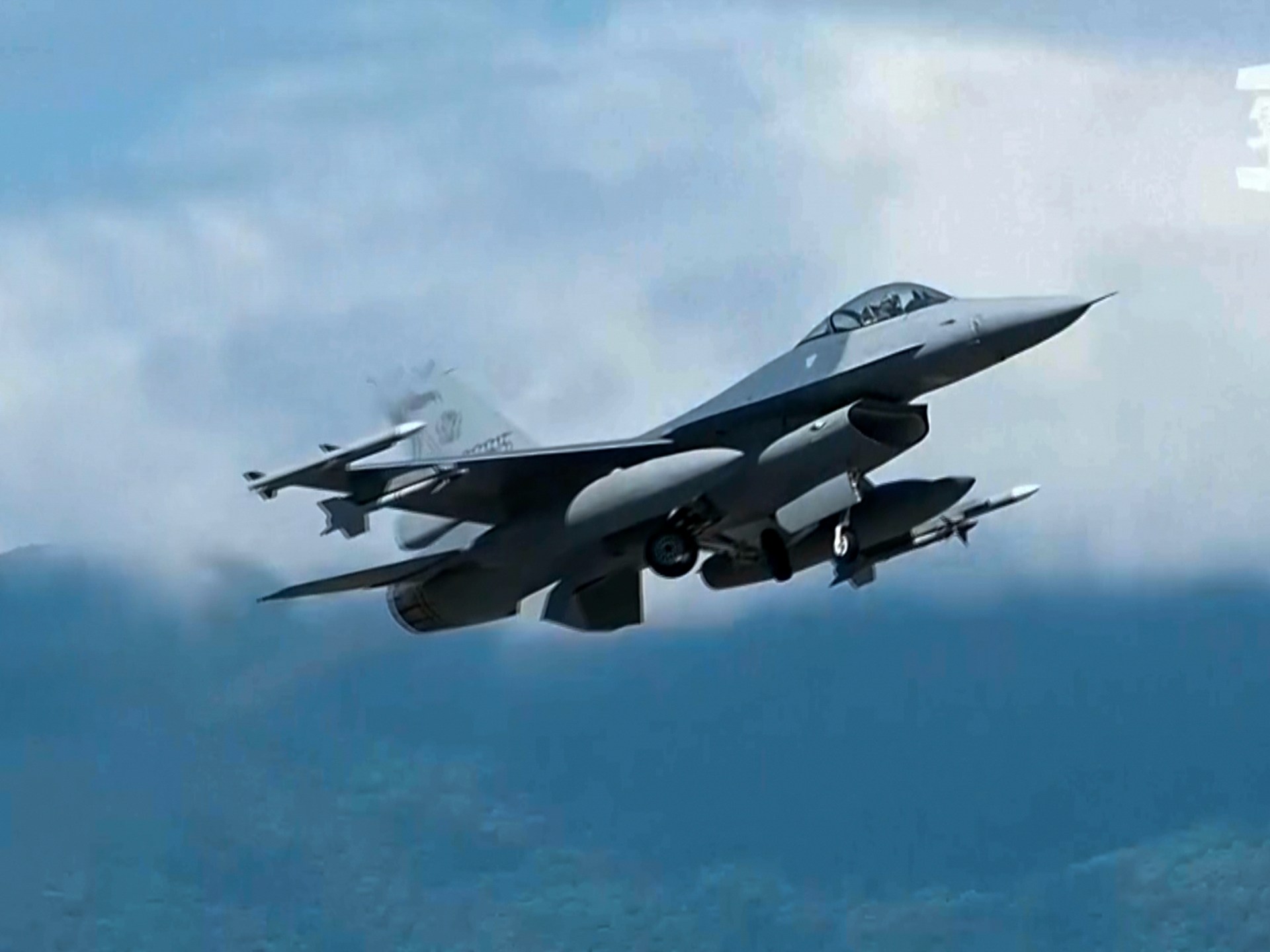 Chinese Fighter Jets Cross Median Line, Raising Tensions in Taiwan