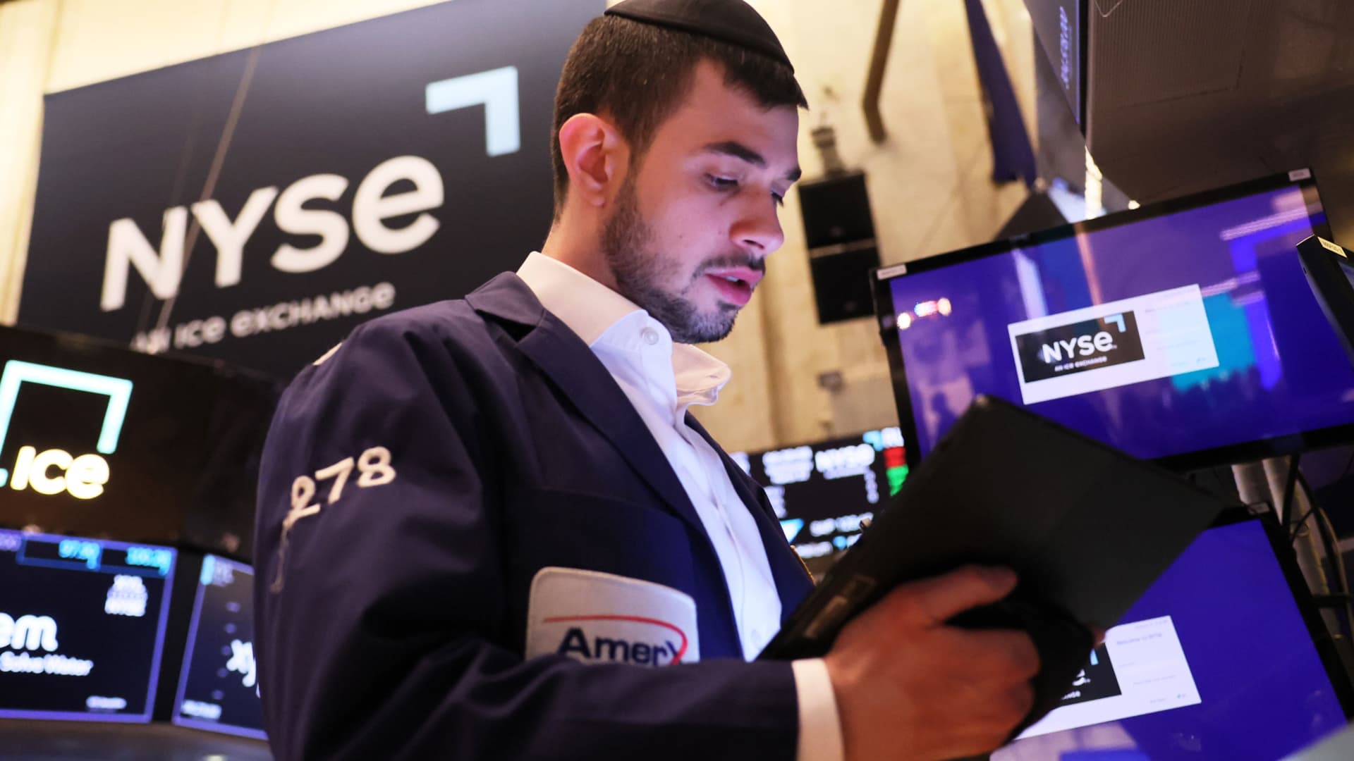 Market Update: Tesla's Margins Dive, Bank Earnings Takeaways, and Strong Travel Season Predicted.