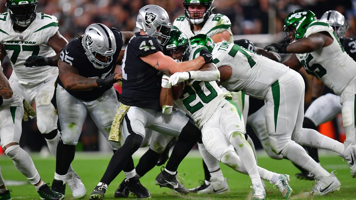 "Raiders Secure Second Consecutive Win, Defeat Jets 16-12 in Sunday Night Football"