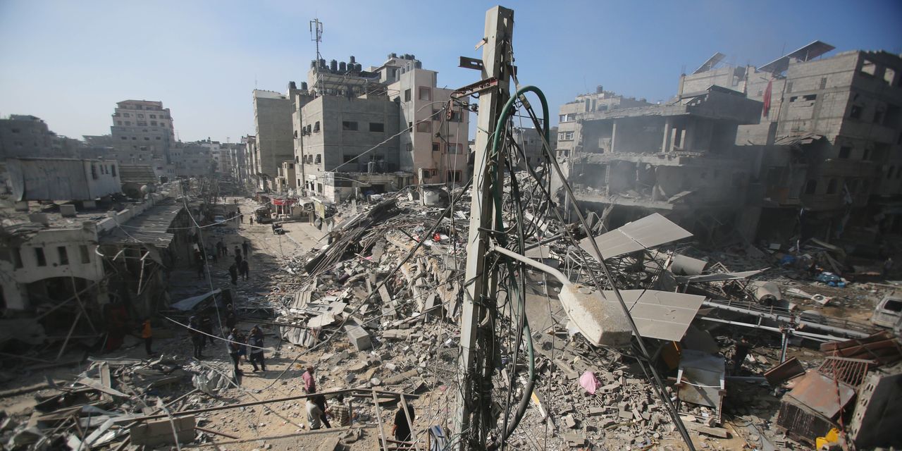 "Israeli Military Tightens Siege on Gaza City Amid Calls for Cease-Fire"