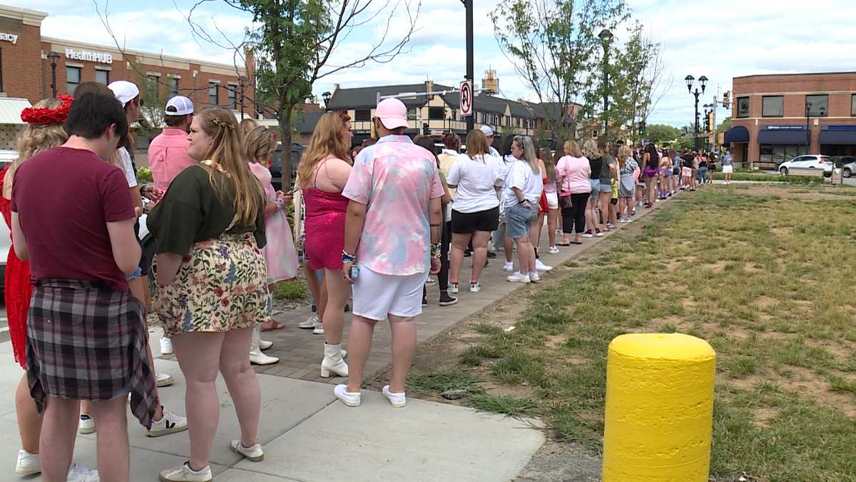 Featured image for Taylor Swift's Kansas City Tour: Dedicated Fans, Arrowhead Fills, and Mahomes' Appearance