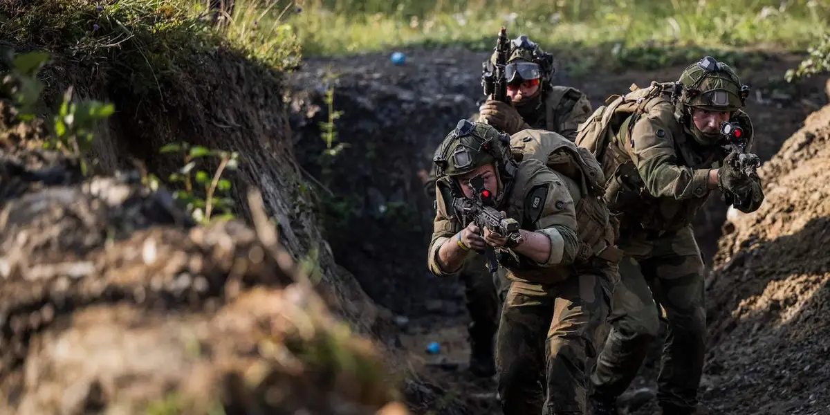 Ukraine's Unique Challenges in Conflict: Insights from Analysts and Veterans