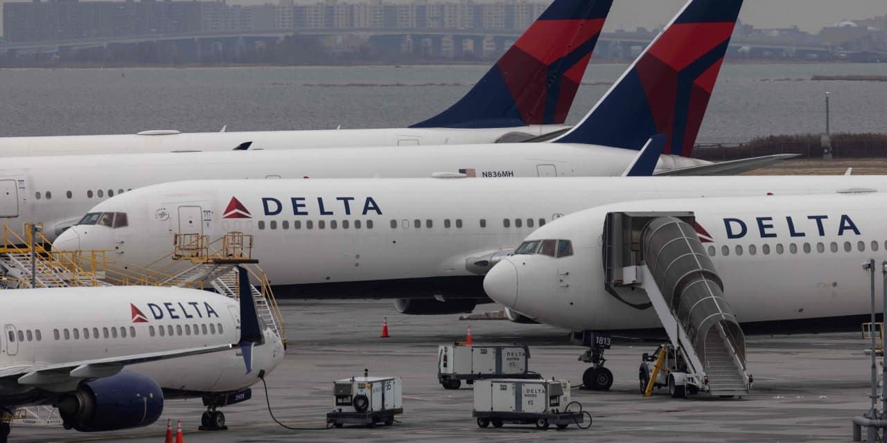 Featured image for Delta's 2024 Earnings Forecast Trims, Airline Stocks Slide